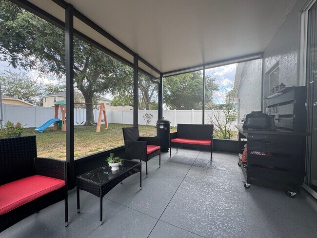 Building Photo - 4/2 in Gated Community near Tuskawilla Rd ~ Tile and Laminate Floors ~ Screened Patio ~  Communit...