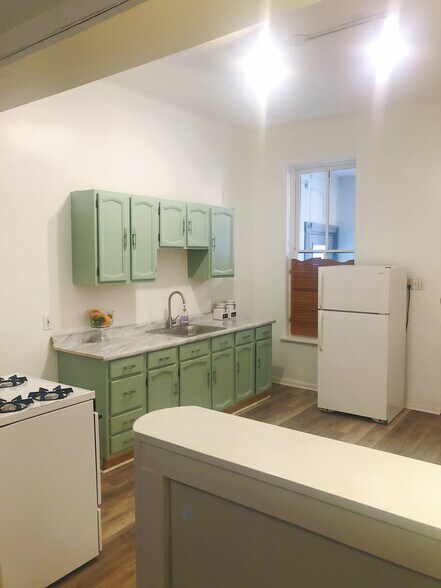 Building Photo - 822 N Wood St