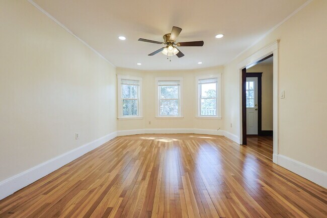 Building Photo - Available Now! Sunny & Large 3-Bedroom: In...