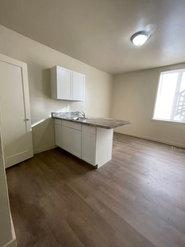 Building Photo - Studio apartment now available!