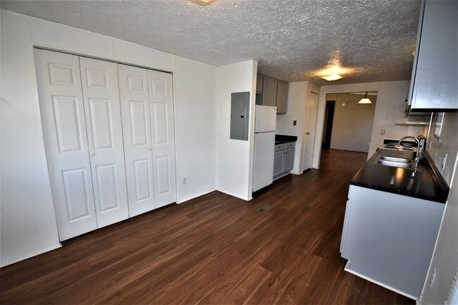 Building Photo - 3 Bedroom Pet Friendly Home For Rent in Th...