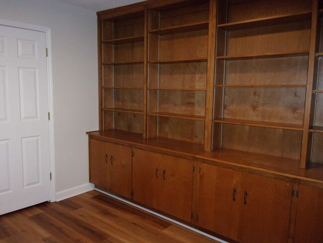 Building Photo - Beautiful 3 Bedroom 2 Bath Ground Level Condo in Tall Oak Villas