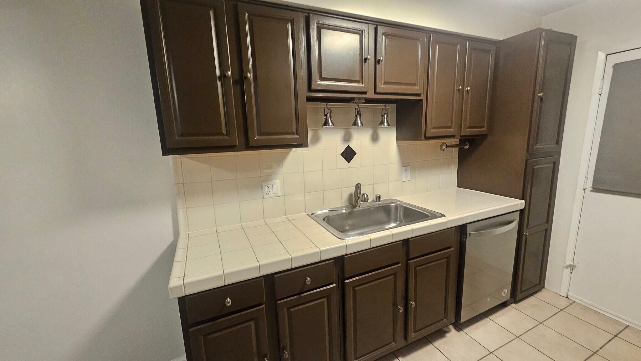 Building Photo - 2130 N Beachwood Dr