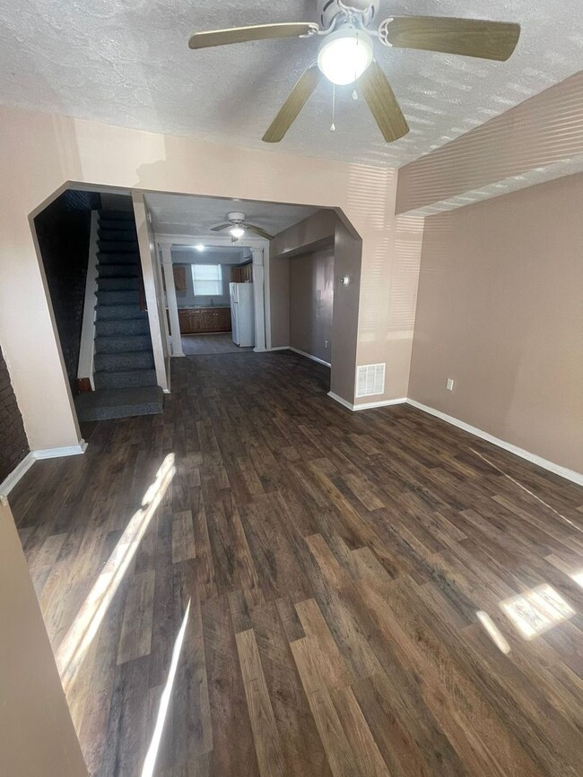 Building Photo - Two Bedrooms W/ Storage Room Upstairs 1 1/...