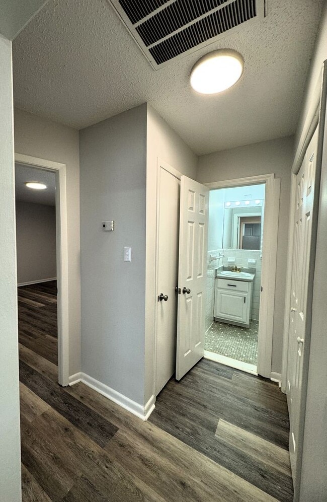 Building Photo - Move-In Special!! 1/2 Off First Month's Rent!!