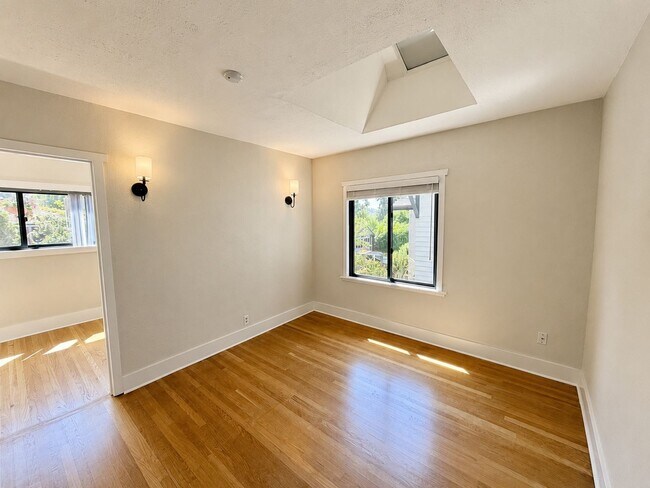 Building Photo - Fully Remodeled Ballard 5 Bed/2 Bath Home w/ A/C!