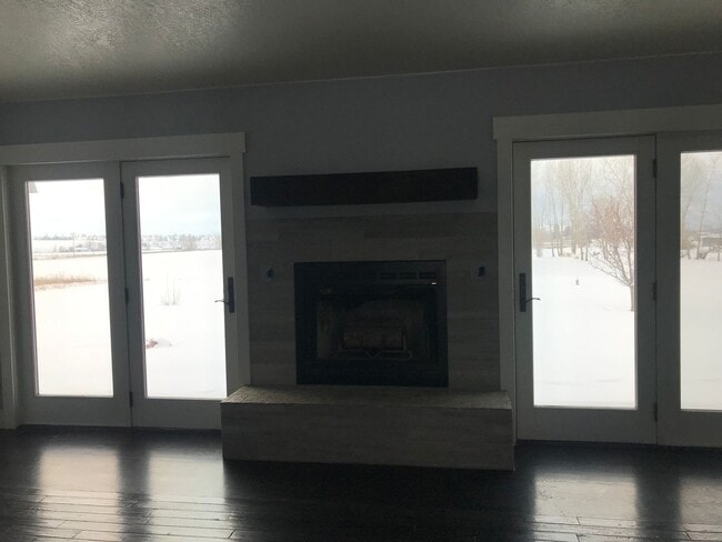 Building Photo - Beautiful 3-Bedroom Home with Modern Upgra...