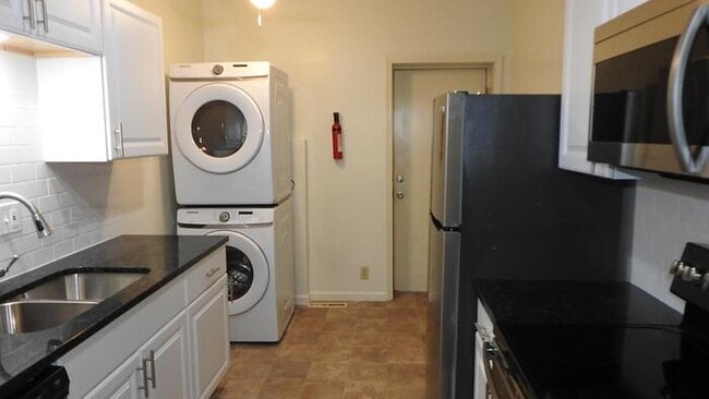 Building Photo - Cozy 1 bedroom and 1 bath apartment with a little office room apartment downtown, located on E 26...