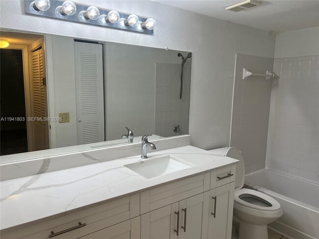 Building Photo - 643 Vista Isles Dr