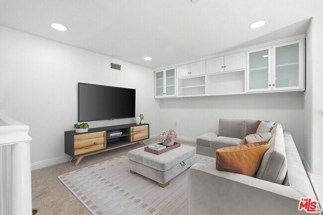 Building Photo - 5831 Seawalk Dr