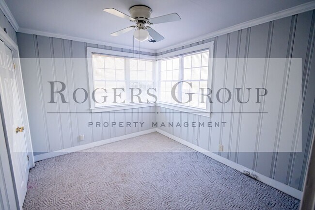 Building Photo - 305 White Oak Dr