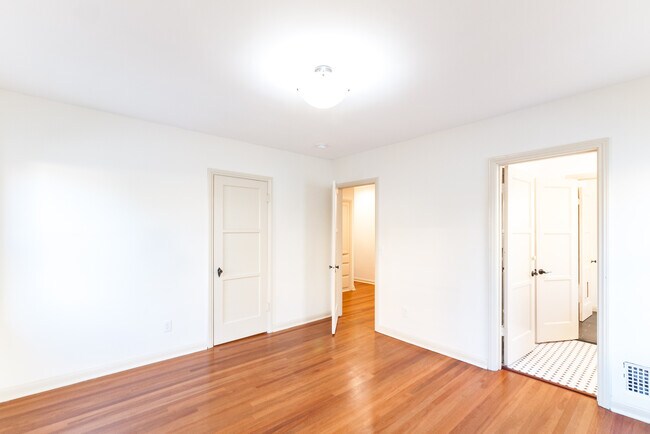 Building Photo - 1066  S Genesee-