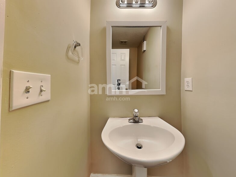 Building Photo - 3 Anson Ct