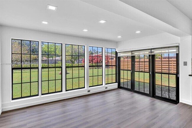 Building Photo - 418 S 57th Way