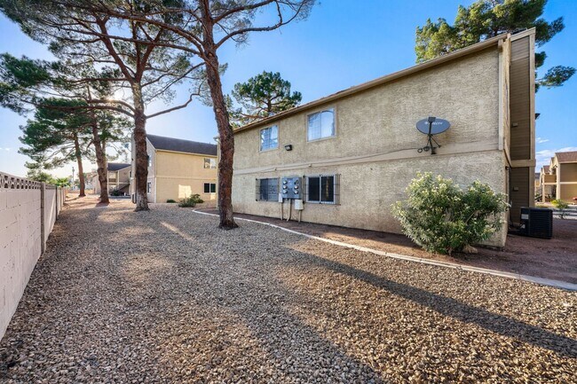 Building Photo - Comfortable First-Floor Condo with Fireplace & Washer/Dryer!