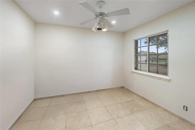 Building Photo - 4935 SW 32nd Ave