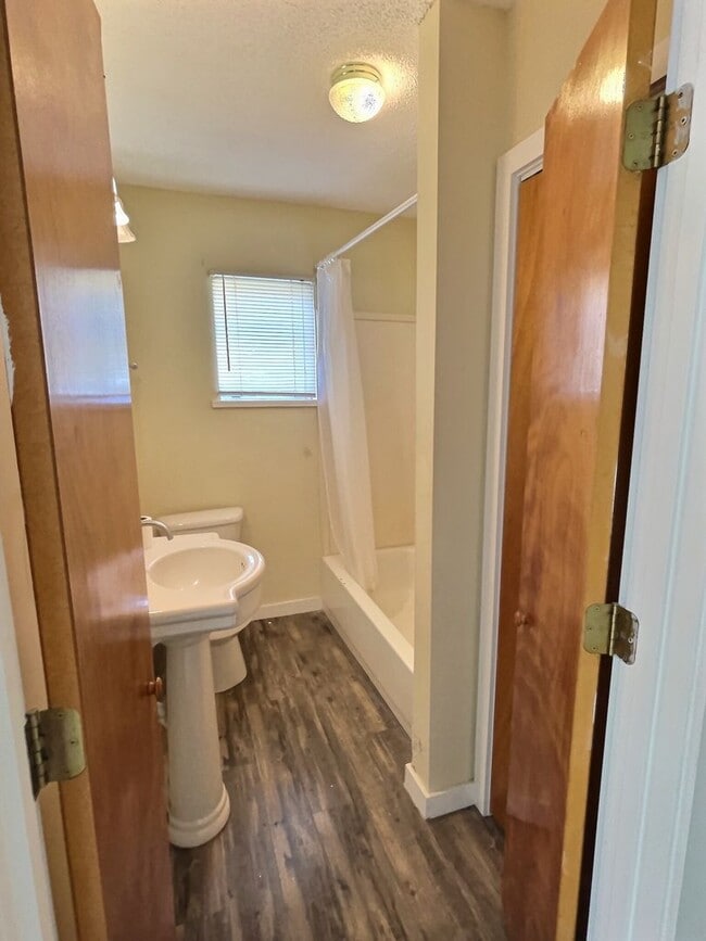 Building Photo - Cozy Cottage in Prime Downtown Ocean Springs Location!