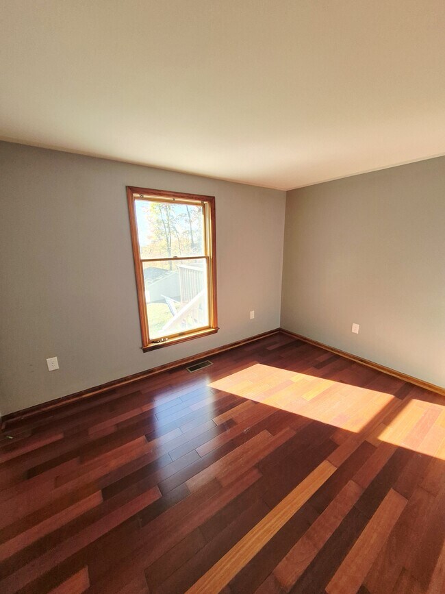 Building Photo - 976 Snow Mountain Rd