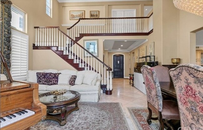 Building Photo - 9 Marisol