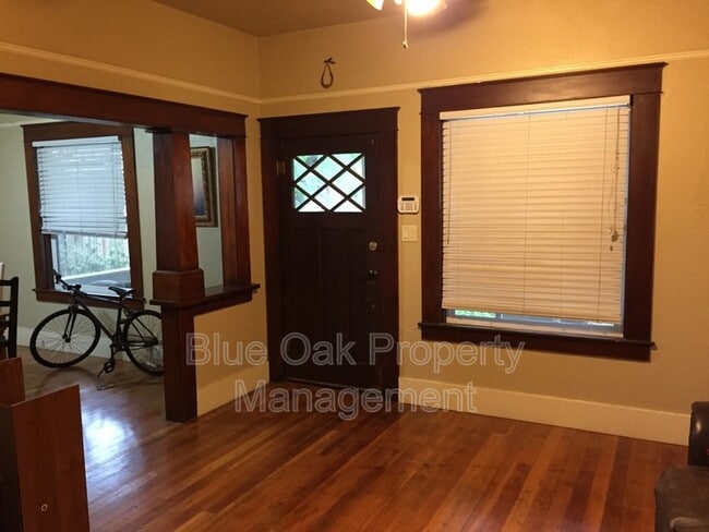 Building Photo - 1510 W 5th St