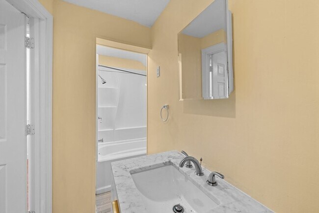 Building Photo - 20 Temple St