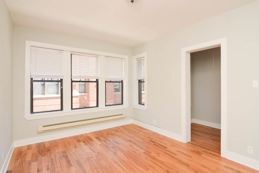 Building Photo - 4414 N Wolcott Ave