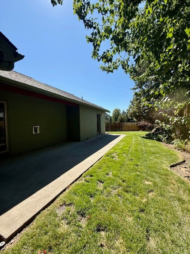 Building Photo - Charming 3 Bedroom Single-Level Home in Ba...