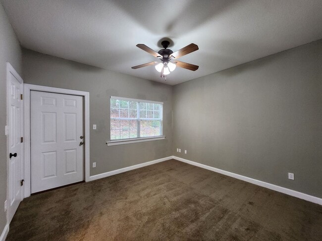 Building Photo - 3 bedroom townhome for rent right away, gated community, pool renting for $1450