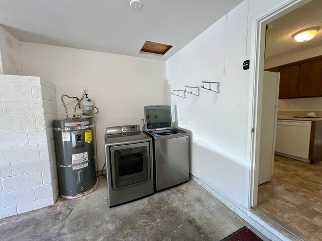 Building Photo - (#738) Duplex Near Squaxin Park - Water/Se...