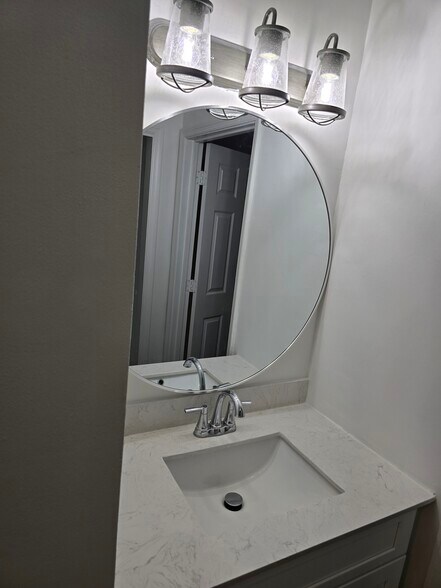 Upstairs bathroom - 4485 Golf Vista Cir