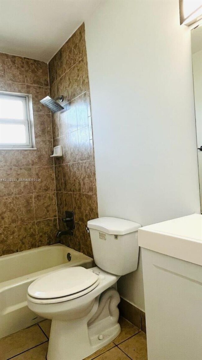 Building Photo - 608 SW 16th Ave