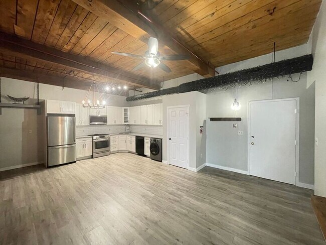 Primary Photo - 471 Silver St