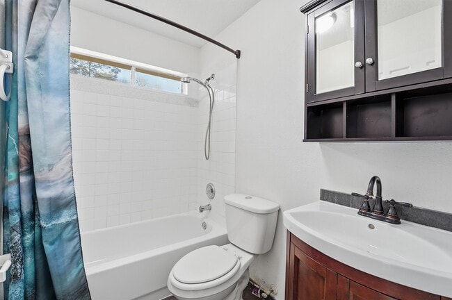 Building Photo - 13392 Southshore Dr