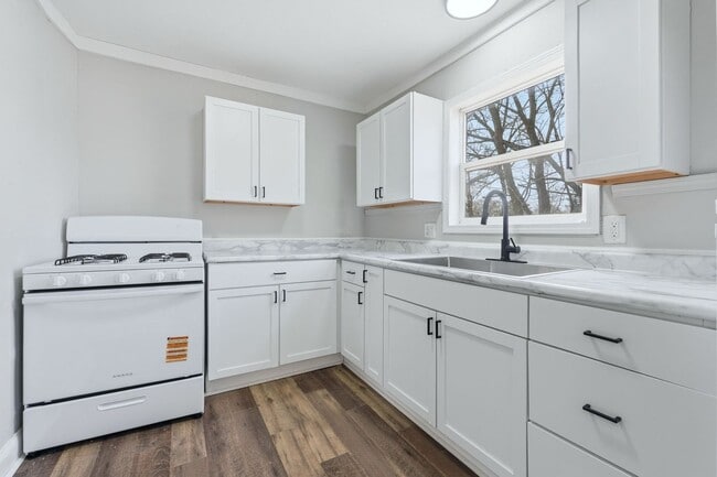 Building Photo - 3-Bedroom w/ New Kitchen Appliances