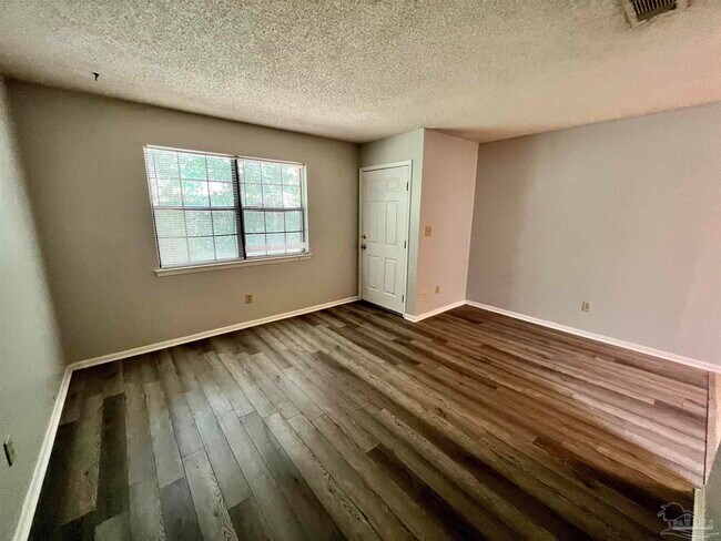 Building Photo - 2114 Hollyhill Rd