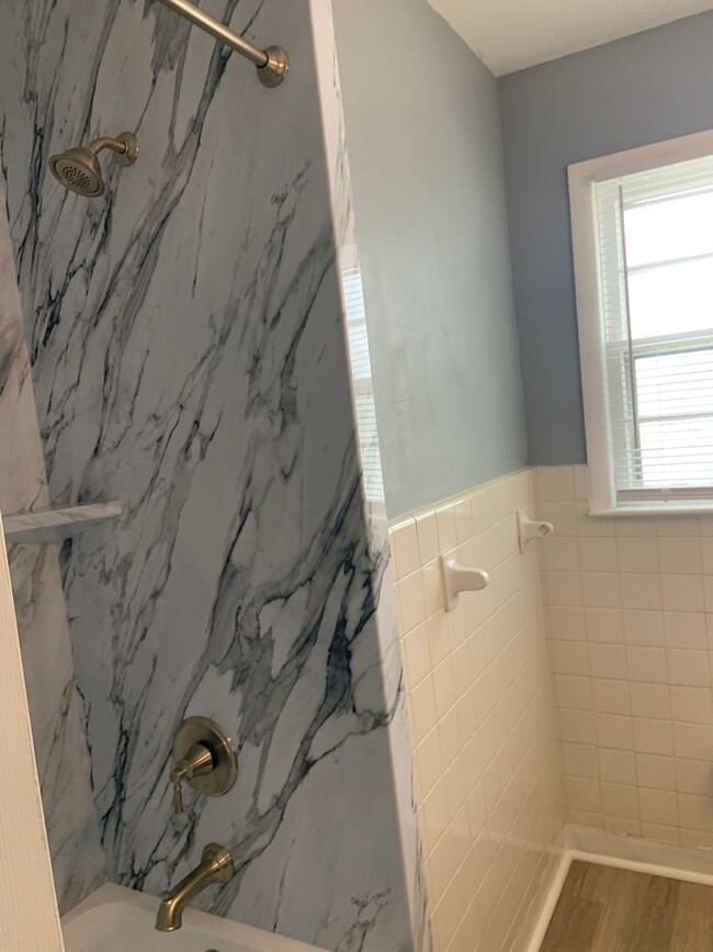 Building Photo - Cute 3 BR/ 1 BA Off Gate City Blvd.