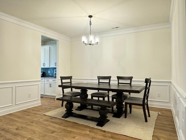 Building Photo - Spacious Luxury 3 Bedroom Townhome for Rent - Great Amenities