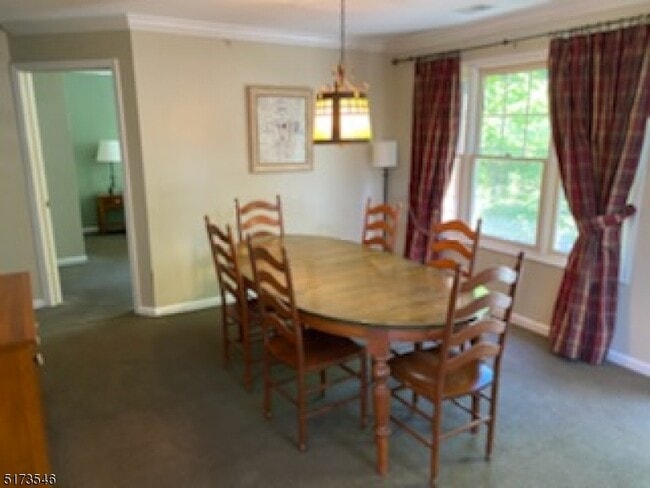 Building Photo - 10-11 Pine Cres-