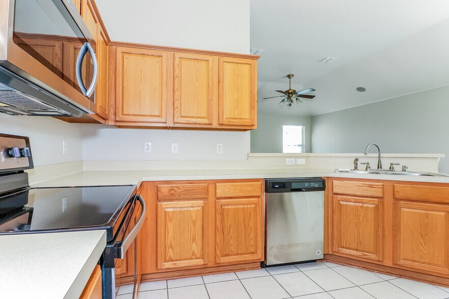 Building Photo - 5528 Spring Ridge Dr