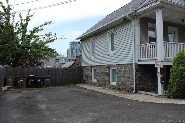 Building Photo - 13 E Walnut St