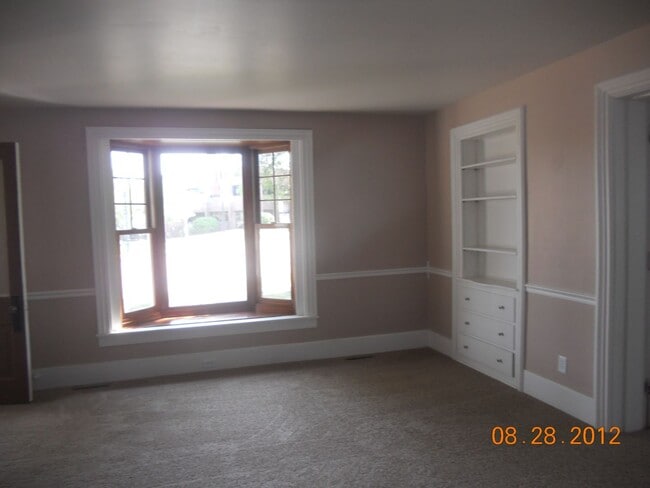 Building Photo - 417 Crooks Ave