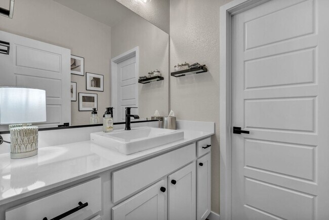Building Photo - Fully Furnished Modern Townhome with utilities included and flexible lease options available