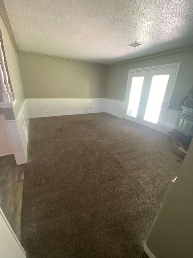 Building Photo - 5 Bedroom Home!