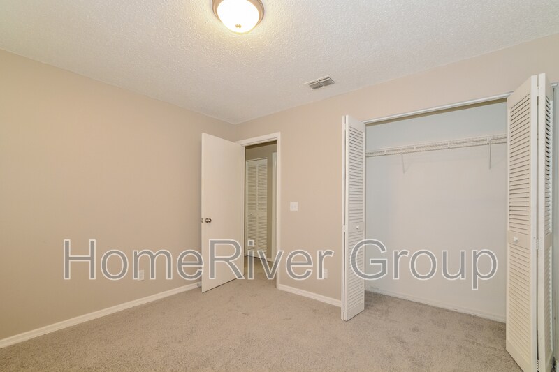 Building Photo - 2811 Queen Palm Dr