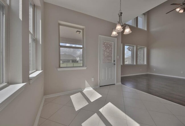 Building Photo - 2211 Dama Dr