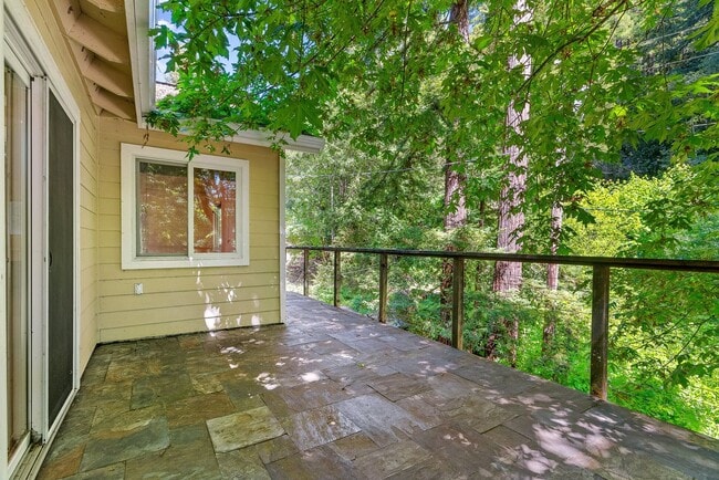 Building Photo - Stunning Fully Renovated 2 Bedroom, 1 Bath...