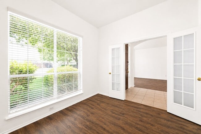 Building Photo - 10057 Wyndbrook Dr