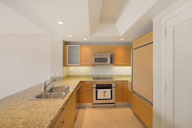 Building Photo - Turnberry Towers 2105W-Stunning City Views...