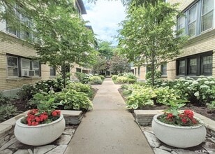 Building Photo - 4312 N Clarendon Ave