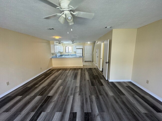 Building Photo - Great Two Bedroom-Freshly Remodeled-$500.00 off first months rental rate with approved application!